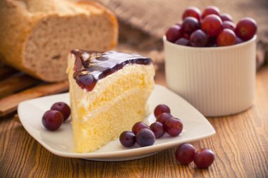 Üzümlü yaban mersinli kek