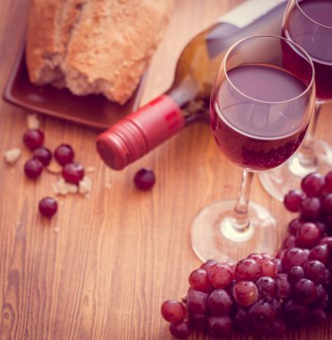 Kırmızı şarap ve üzümlü ekmek.