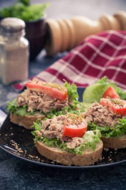 Tahta arka planda ton balıklı sandviç, sağlıklı yiyecekler.