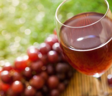 Yazın şarap ve bardaklar.