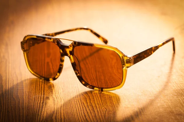 Kolekcja Okularów Przeciwsłonecznych Tle Drewna — Zdjęcie stockowe