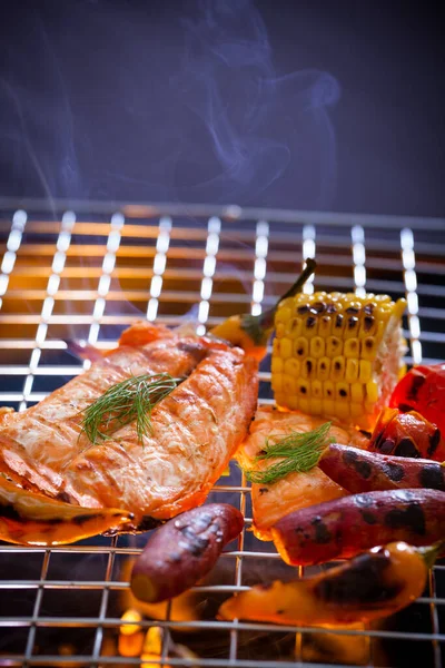 焼き鍋で熱々の鮭 — ストック写真