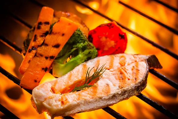 烤盘上的热鲑鱼 — 图库照片