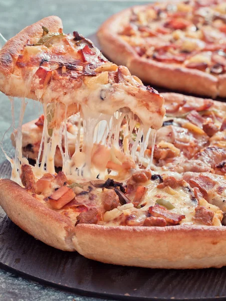 Deliciosas Pizzas Italianas Servidas Sobre Madera —  Fotos de Stock