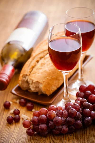 Red wine and grapes with bread