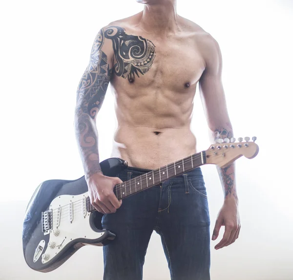 Sahnede gitar çalan müzisyen.