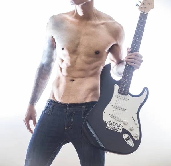 Sahnede gitar çalan müzisyen.