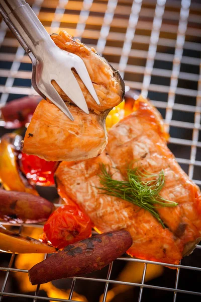 Heißer Lachs Auf Dem Grill — Stockfoto