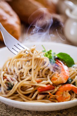 Acılı ve fesleğenli spagetti.