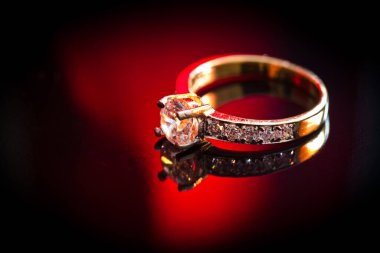 Evlilik yüzükleri ve yansıması.