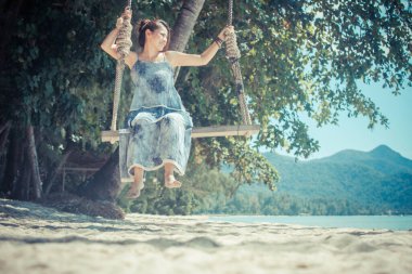 Sahilde Doğanın tadını çıkaran kadın