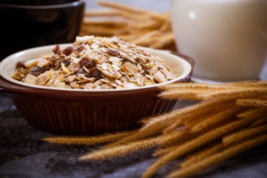 Yulaf ezmeli müsli kahvaltısı.