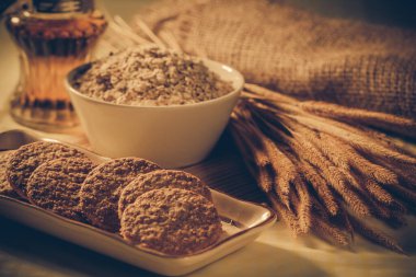 Yulaf ezmeli kurabiye ve yulaf ezmesi.