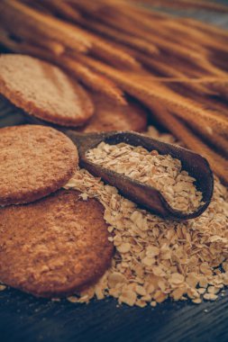 Yulaf ezmeli kurabiye ve yulaf ezmesi.