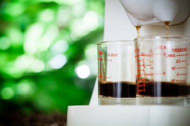 Kahve makineli espresso kahvesi hazırlar.