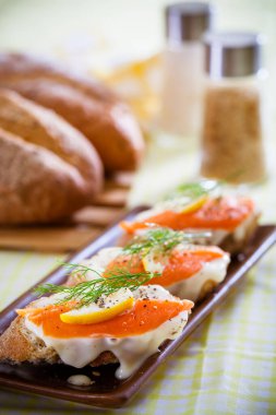 Tütsülenmiş somon ve kapari hazır.