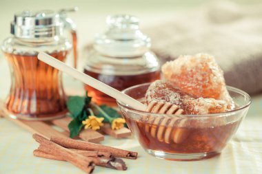 Bal peteği ve ahşap bal kovanı