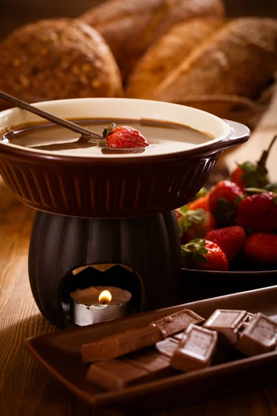 Fondue Morango Chocolate Com Forno Mesa Madeira — Fotografia de Stock