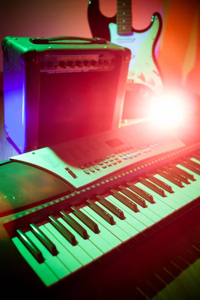 Musikinstrument Förstärkargitarr Och Tangentbord — Stockfoto