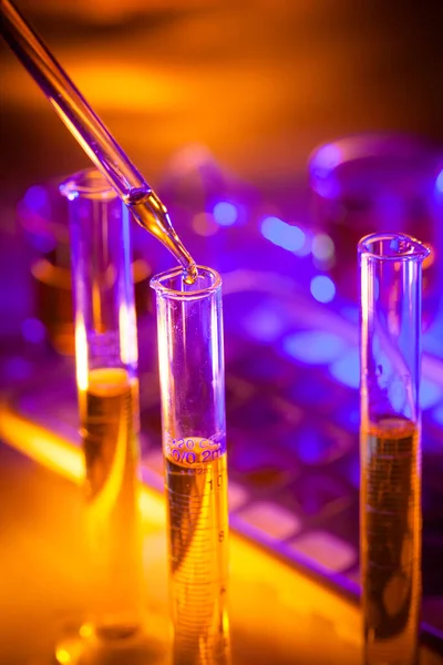 Genetik laboratuarındaki mikrobiyolojik pipette.