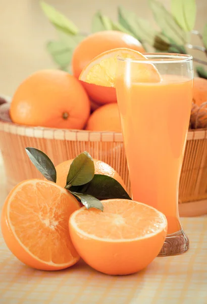 Apelsinjuice Och Apelsinfrukter Korgen — Stockfoto