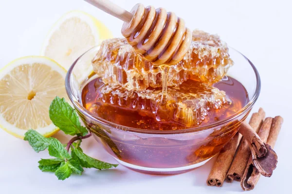 Bienenwaben Und Hölzerner Honigdipper — Stockfoto