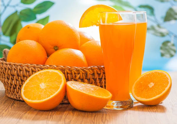 Apelsinjuice Och Apelsinfrukter Korgen — Stockfoto