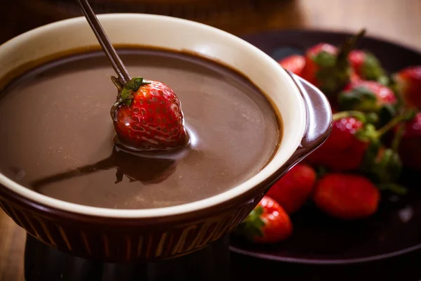 Fondue Morango Chocolate Com Forno Mesa Madeira — Fotografia de Stock