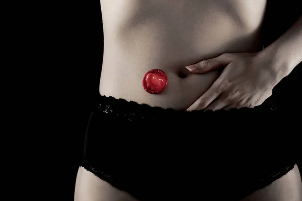 Kvinnliga Trosor Med Kondom — Stockfoto
