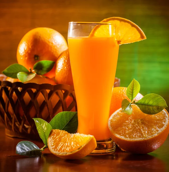 バスケットのオレンジジュースとオレンジフルーツ — ストック写真