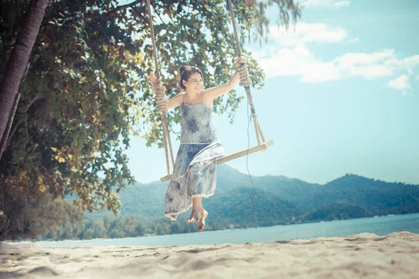 Kadın güneş ışığı plajında doğanın tadını çıkarıyor.