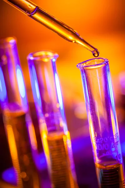 Genetik laboratuarındaki mikrobiyolojik pipette.