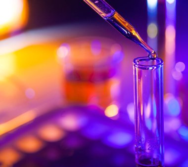 Genetik laboratuarındaki mikrobiyolojik pipette.