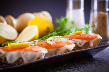 Tütsülenmiş somon ve kapari hazır.