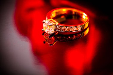 Evlilik yüzükleri ve yansıması.