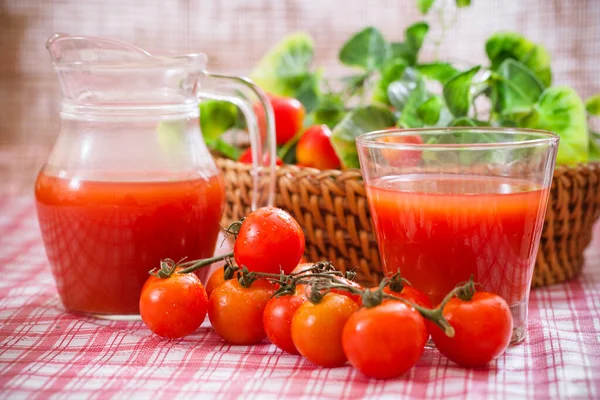 Tomatjuice Och Färska Tomater — Stockfoto