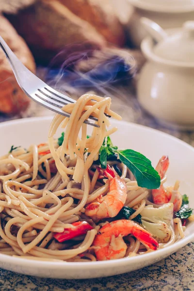 Spaghetti Mit Meeresfrüchten Und Chili Basilikum — Stockfoto