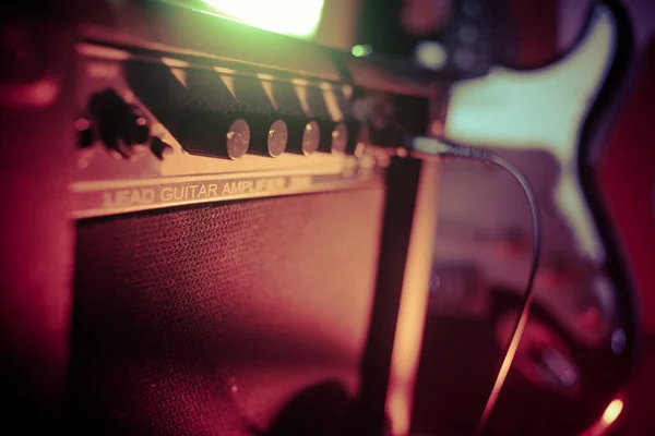 Yükseltici ve elektro gitar