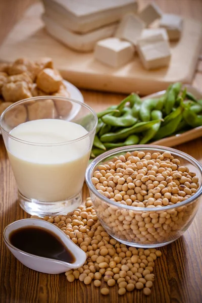 Soya fasulyesi, tofu ve diğer soya ürünleri.