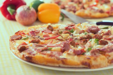 İtalyan pizzası ve pizza pişirme malzemeleri