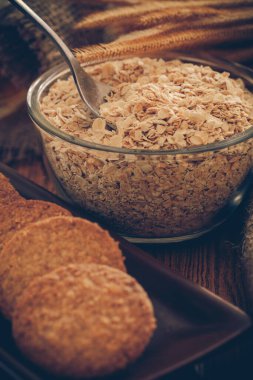 Yulaf ezmeli kurabiye ve yulaf ezmesi.