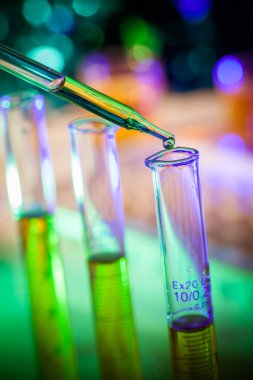 Genetik laboratuarındaki mikrobiyolojik pipette.