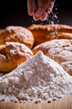 Un ve ekmek pişiriyorum.