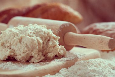 Un ve ekmek pişiriyorum.