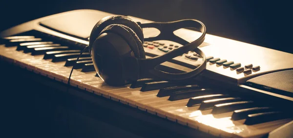 Teclado Piano Con Auriculares — Foto de Stock