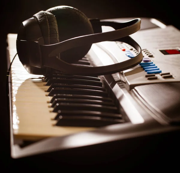 Teclado Piano Con Auriculares — Foto de Stock