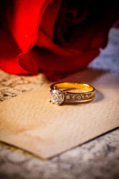 Anéis Casamento Rosas Vermelhas — Fotografia de Stock