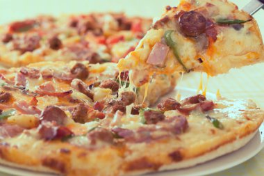 İtalyan pizzası ve pizza pişirme malzemeleri