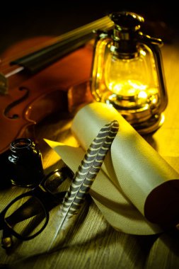 Kalem ve mürekkep hokkası tahtaya.