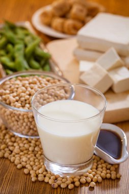 Soya fasulyesi, tofu ve diğer soya ürünleri.